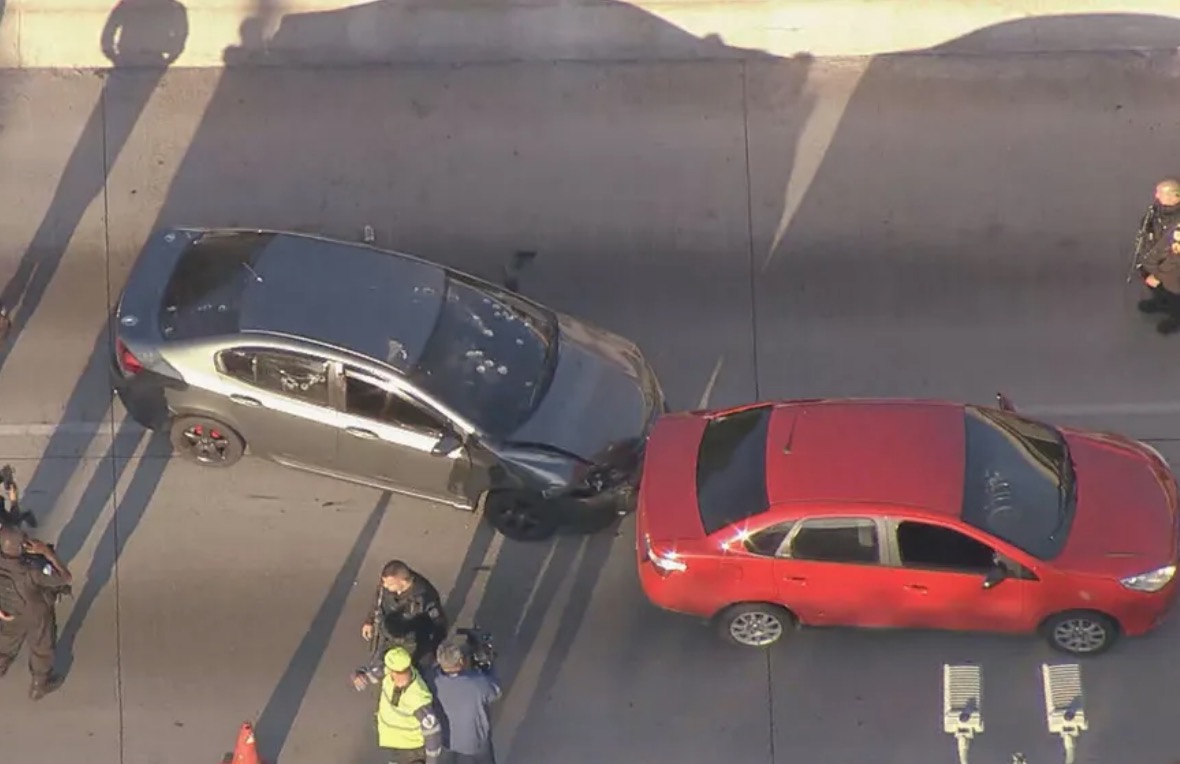 PM tenta frustrar assalto e tem carro crivado por mais de 30 tiros na Avenida Brasil
