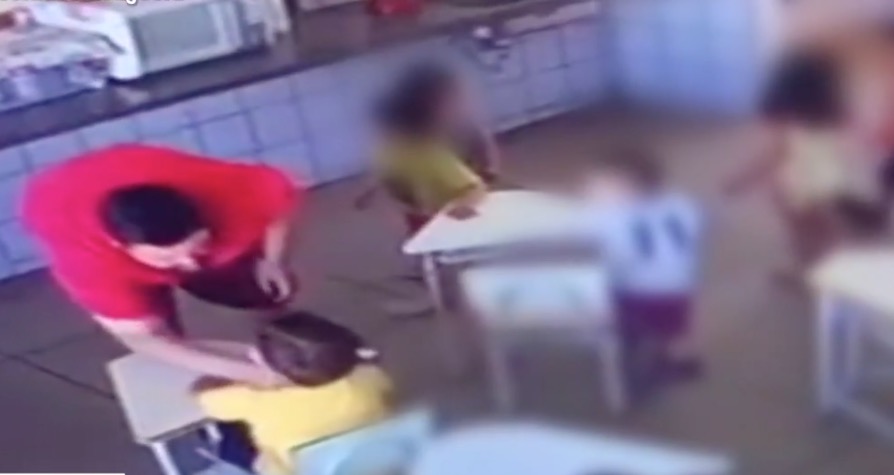 Menino de 2 anos é agredido por assistente de professor em creche; vídeo
