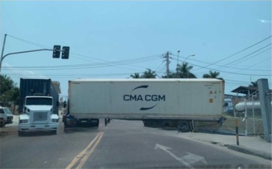 Acidente: Carreta invade área de empresa e fica atravessada em avenida de Manaus