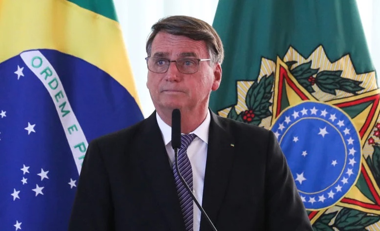 Bolsonaro sanciona lei que dispensa aval do marido para laqueadura