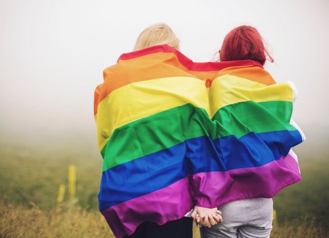 Duas lésbicas são condenadas no Irã; saiba o motivo