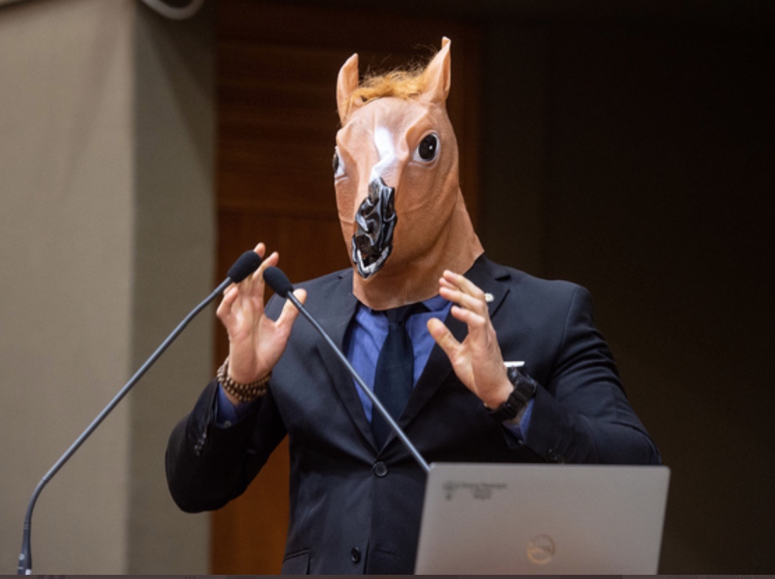 Vereador se veste de burro após Câmara decidir homenagear Olavo de Carvalho