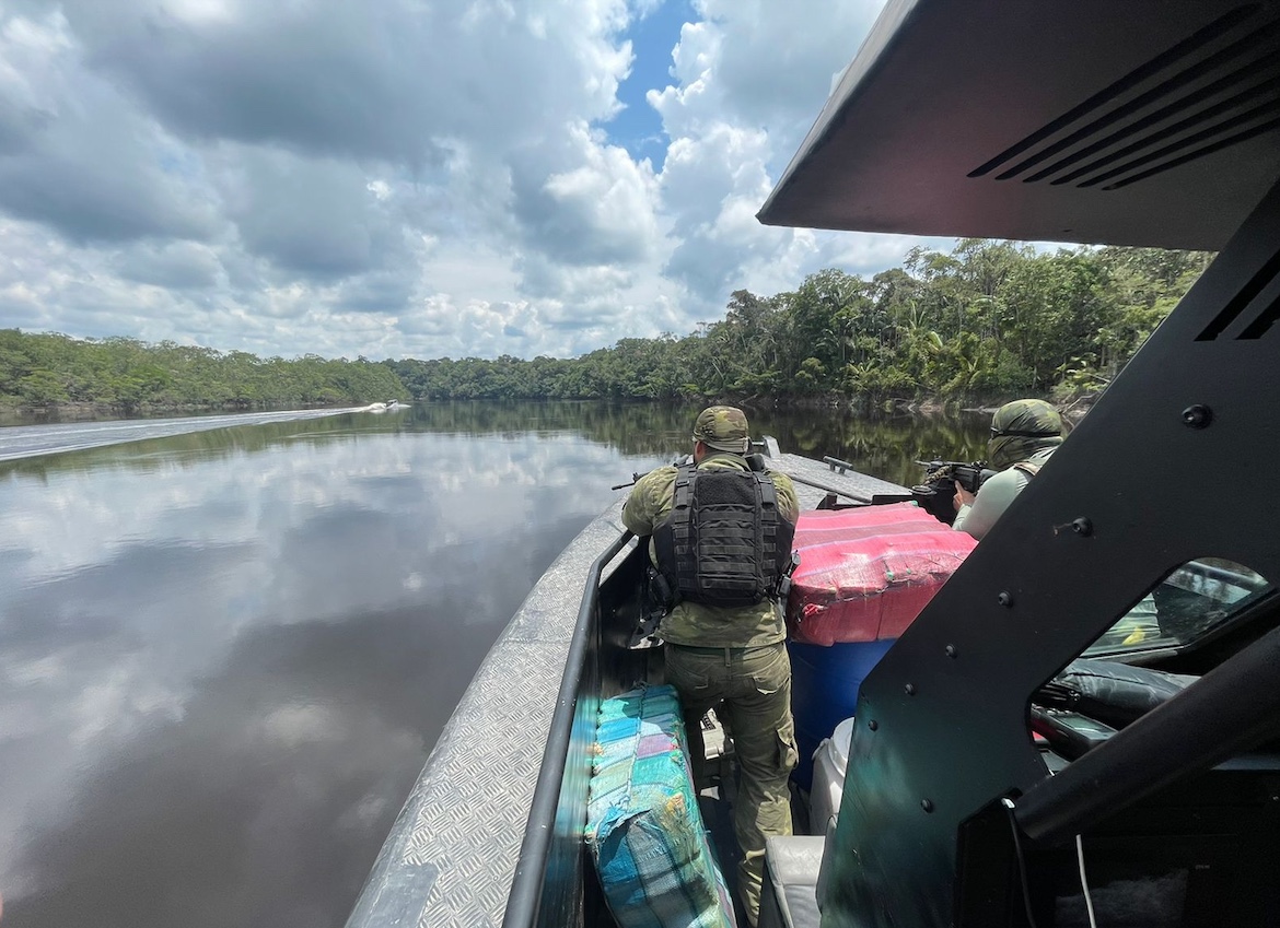 PF apreende 1,4 tonelada de drogas em operação em rio no Amazonas, principal rota do tráfico