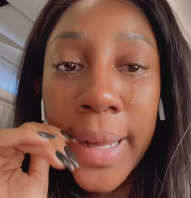 Chorando, Camilla de Lucas relata racismo em avião: ‘só pediram meu bilhete'