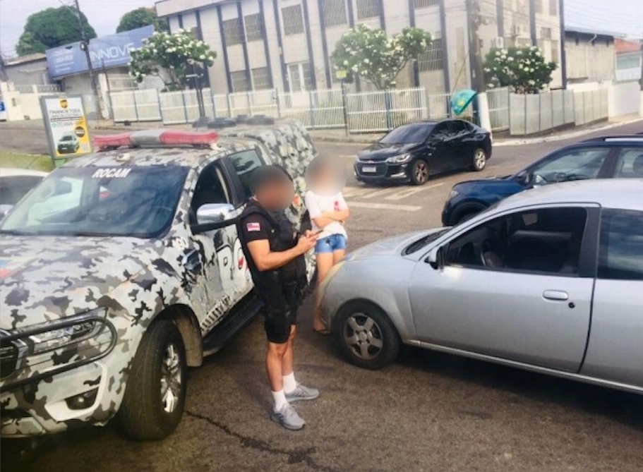 Acidente entre viatura da Rocam e carro deixa trânsito congestionado em avenida de Manaus