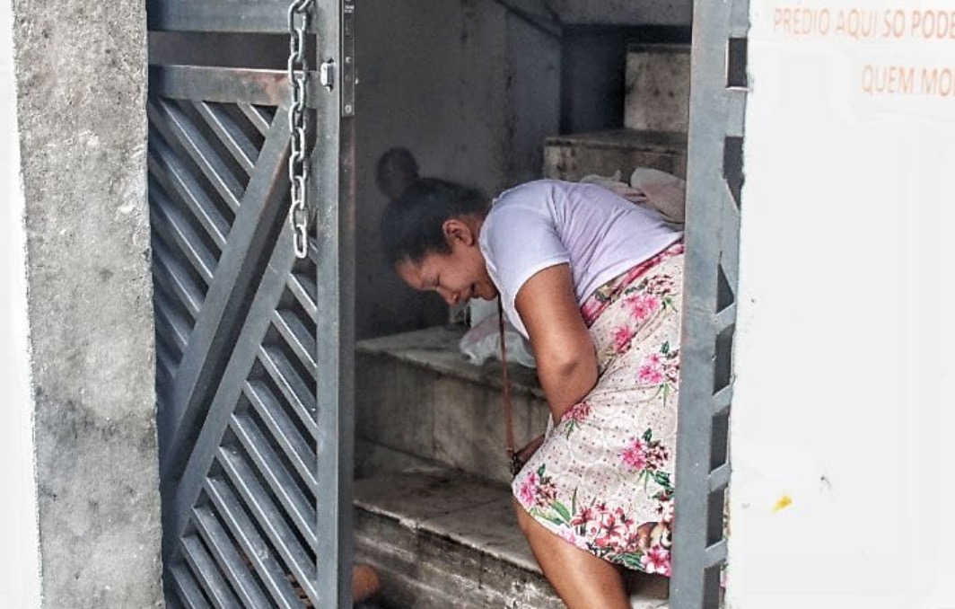 Adolescente é executado a tiros por pistoleiros em prédio no Centro de Manaus