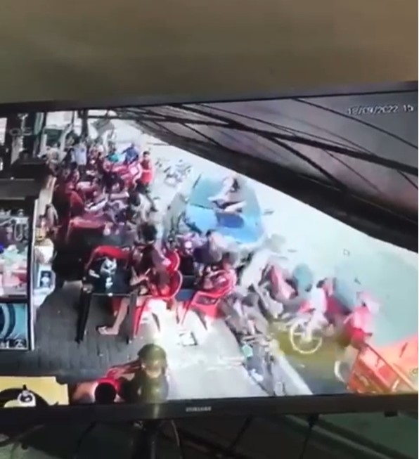 Torcedores ficam feridos durante jogo do FlaxFlu após carro invadir bar no Amazonas; vídeo