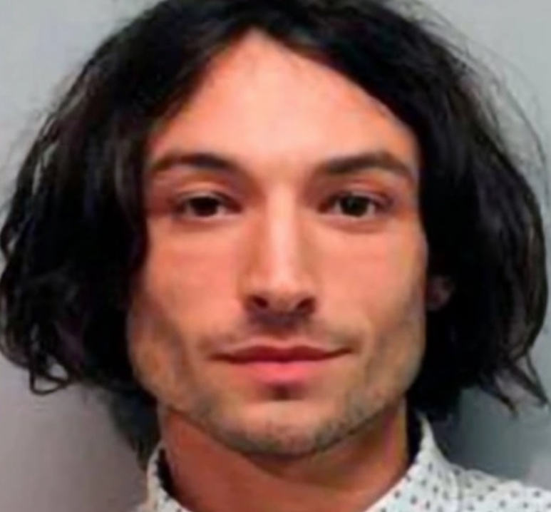 Ezra Miller acredita ser a reencarnação de Jesus e tem altar para exaltar a si mesmo