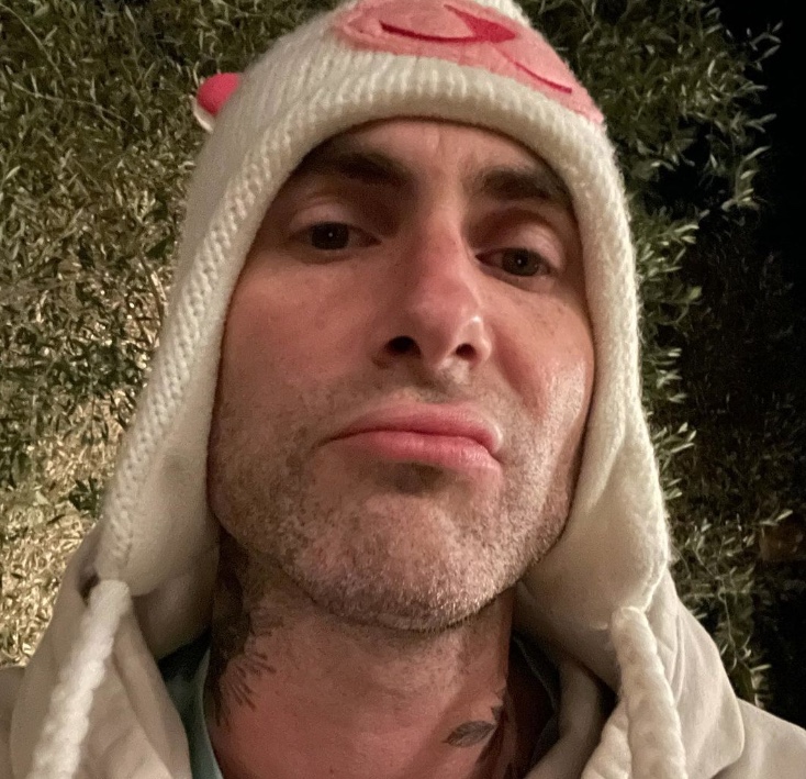 Após modelo, outras duas mulheres expõem Adam Levine e revelam flertes; cantor é casado