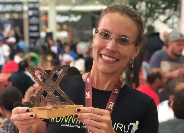 Mulher morre eletrocutada ao encostar em cerca de supermercado durante corrida com o marido