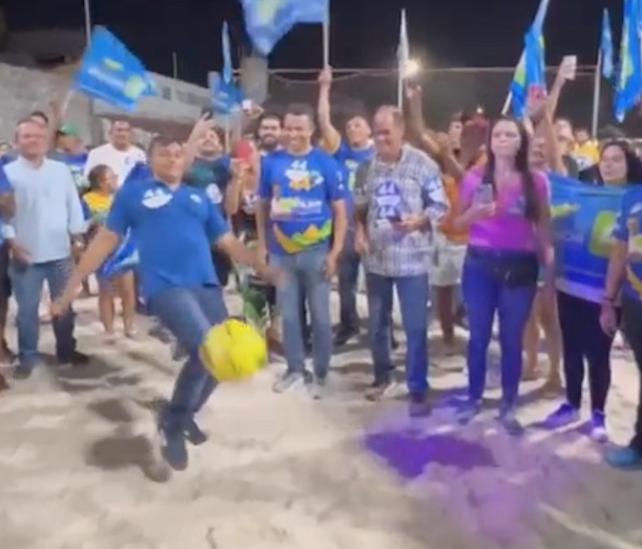 Wilson Lima bate bola com jovens para falar sobre incentivos ao esporte no Amazonas