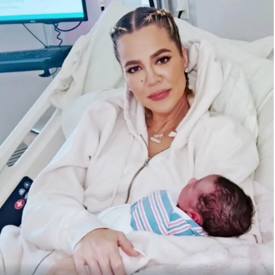 Khloé Kardashian mostra rostinho do filho, fruto de barriga de aluguel 