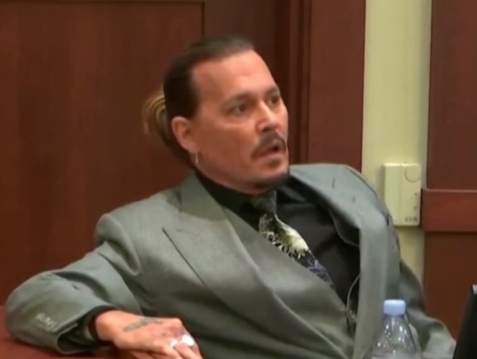 Johnny Depp está namorando advogada casada, que o defendeu em processo