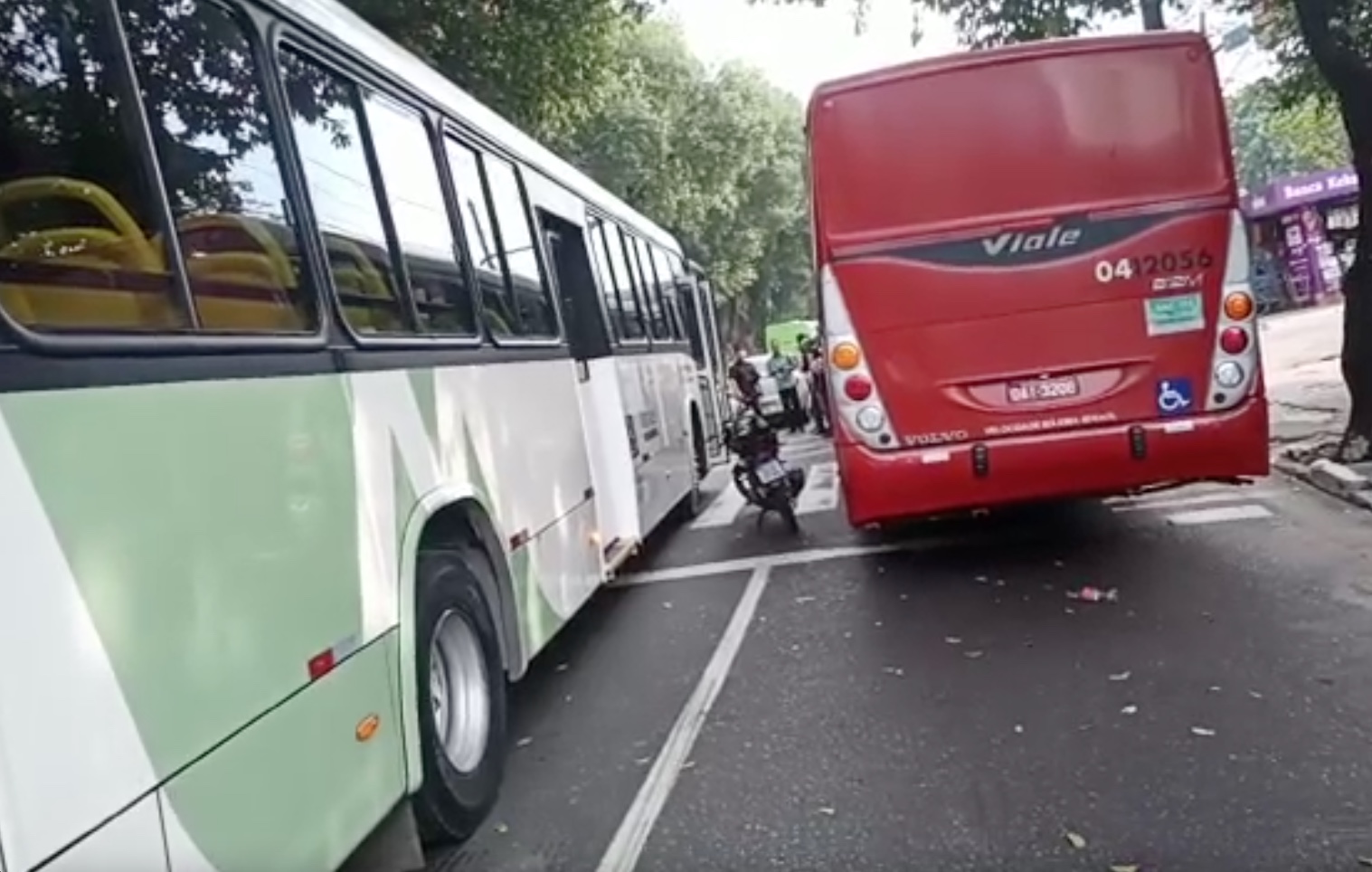 Acidente: Mototaxista é imprensado entre ônibus no Centro de Manaus; vídeo