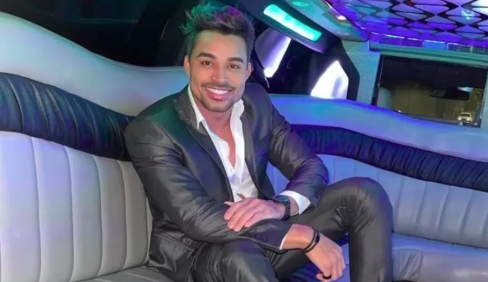 Influenciador é preso ao ser flagrado com filhos em motel com garotas de programa