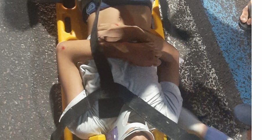 Adolescente é arremessado ao tentar atravessar a rua em Manaus