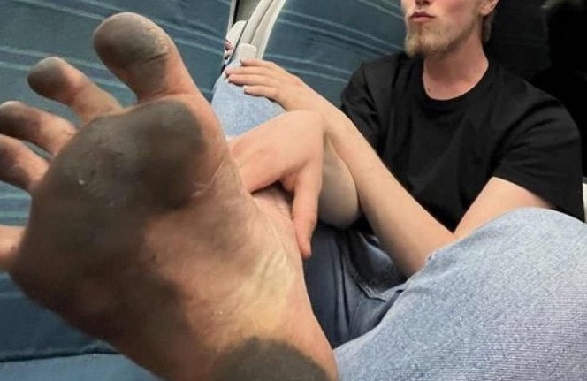 Fotos de pés sujos fazem tiktoker lucrar em site erótico