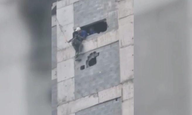 Vídeo mostra resgate desesperador de operário pendurado em obra