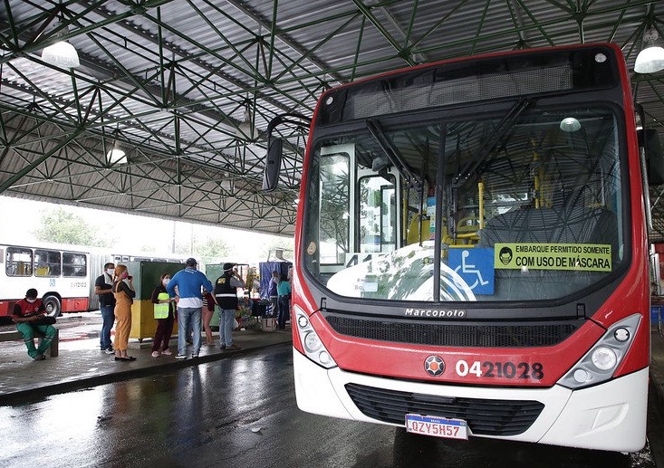 David Almeida autoriza ônibus gratuito nas eleições em Manaus; veja horário
