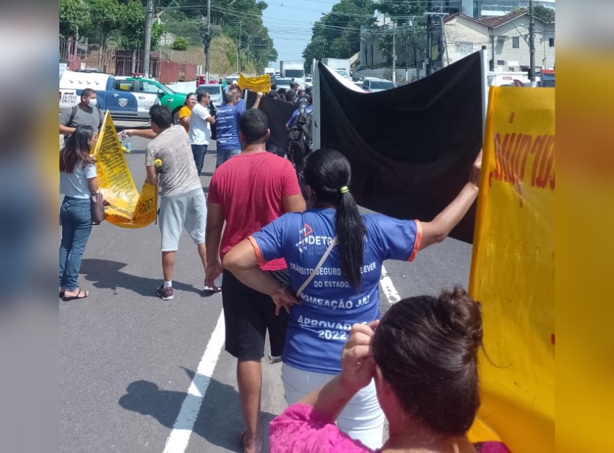 Aprovados no concurso do Detran-AM protestam e pedem convocação