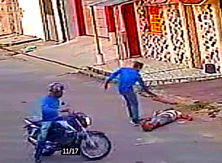 Vídeo mostra execução de homem à queima roupa em Manaus; vítima teve cabeça estourada