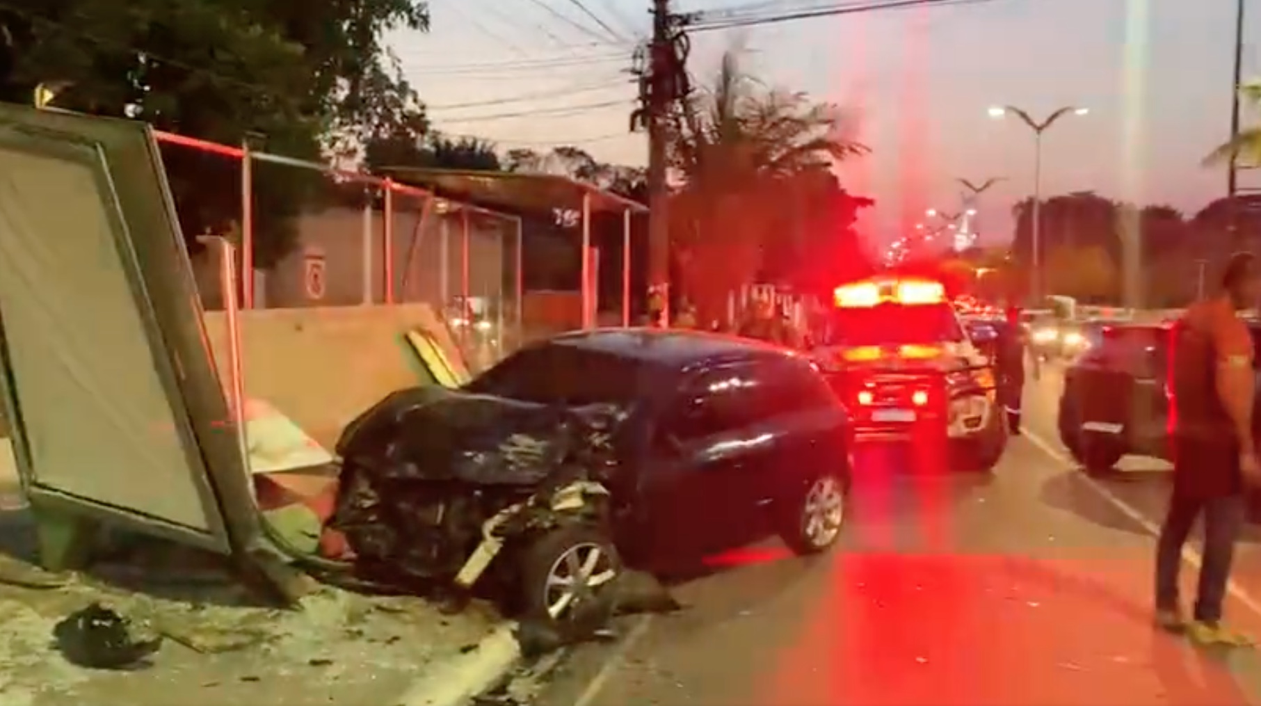Criminosos batem carro roubado durante perseguição policial e acabam presos em Manaus