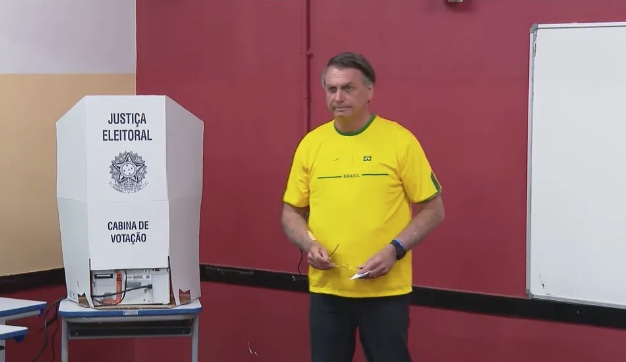 De verde e amarelo, Bolsonaro vota no Rio 