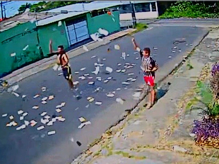 Homens são flagrados jogando 'santinhos' pelas ruas de Manaus; vídeo