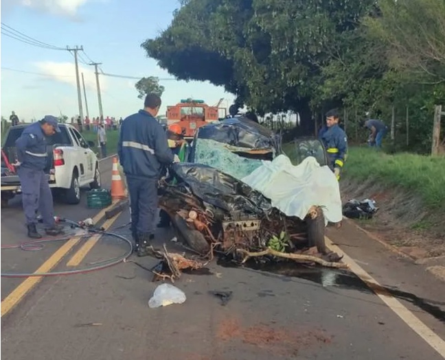 Ex-prefeitos morrem em acidente gravíssimo entre carro e caminhão