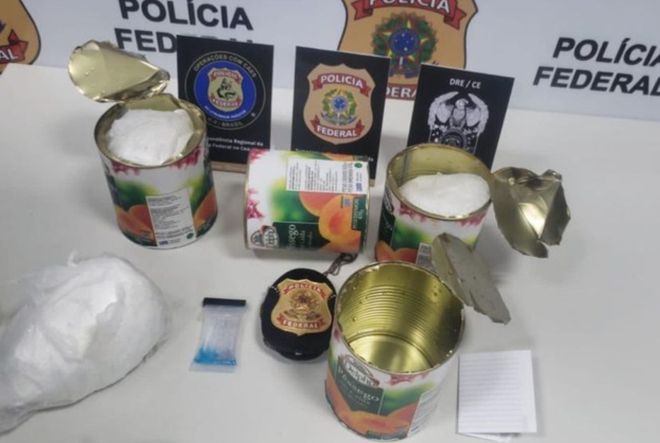 Mulher é presa ao tentar ir para Portugal com cocaína escondida em latas de pêssego