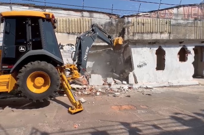 Casa e barbearia de homem assassinado são demolidas pela prefeitura em Manaus