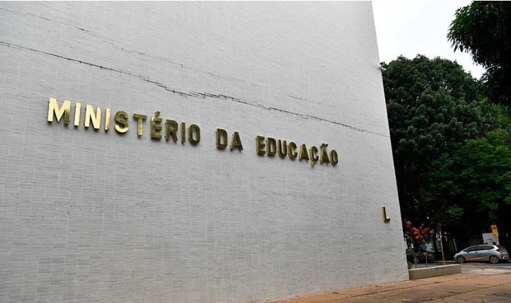 Governo volta atrás e MEC vai liberar verba às universidades federais