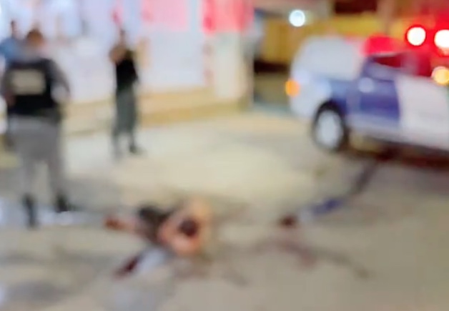 Homem leva surra violenta ao ser condenado pelo 'tribunal do crime' no Ouro Verde