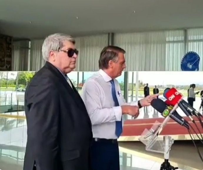 Datena vira piada ao aparecer ao lado de Bolsonaro em coletiva: ‘bico de segurança'