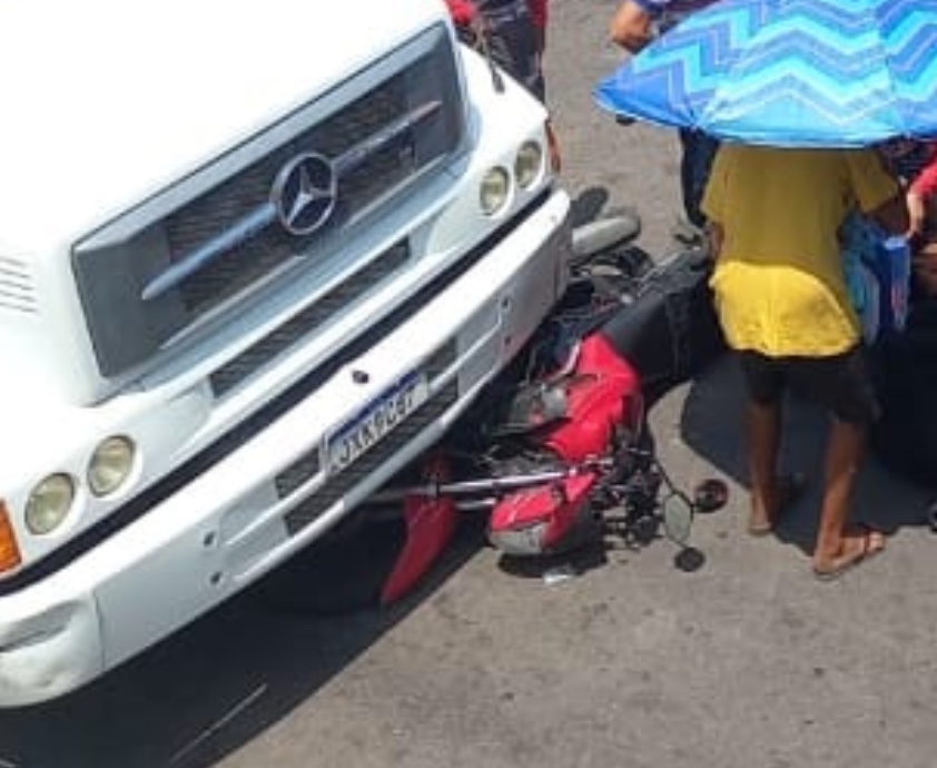 Motocicleta vai parar embaixo de caminhão e deixa dois feridos em acidente em Manaus