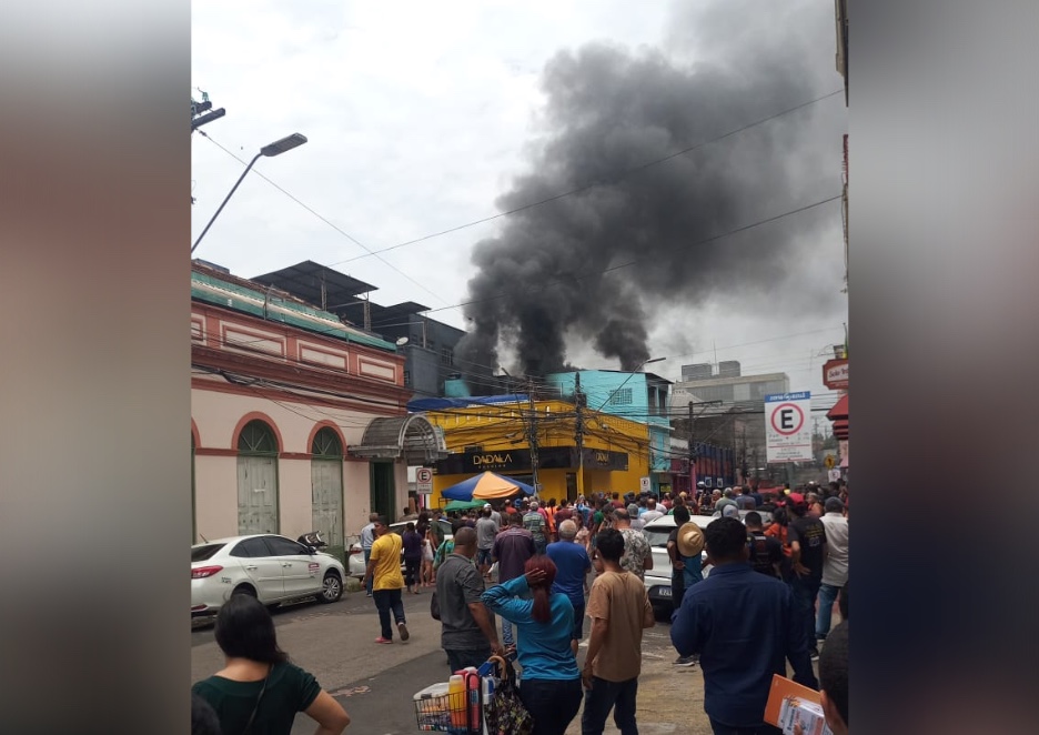 Vídeo: incêndio de grandes proporções atinge casa no Centro de Manaus