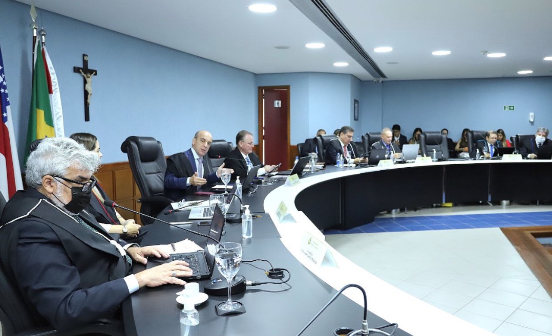 TCE multa ex-prefeito por nepotismo e contratação de servidores fantasmas no Amazonas