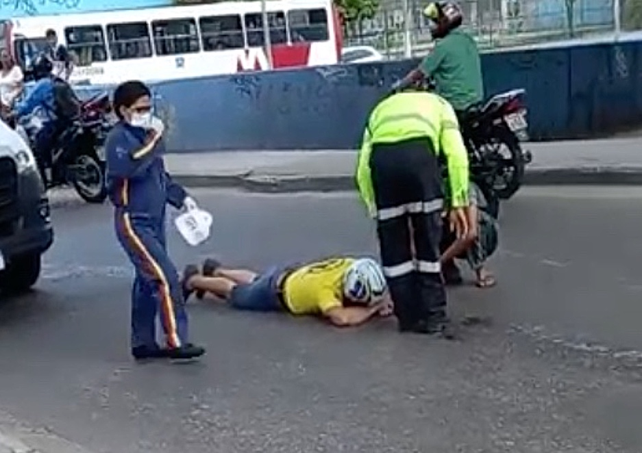 Vídeo: motociclista escorrega em óleo em rotatória de Manaus e se fere em acidente