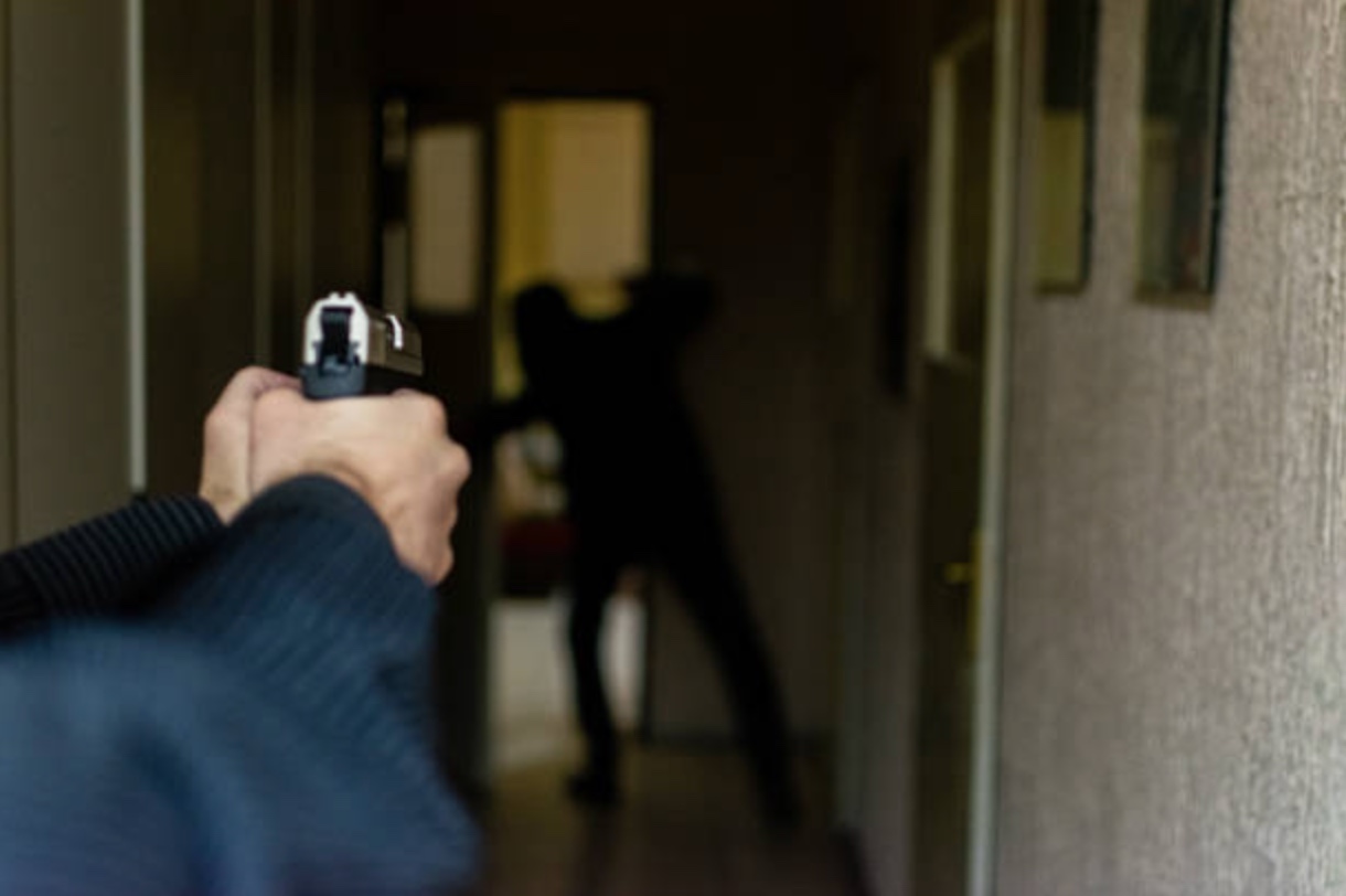 De mau humor, homem atira contra jovens que deram ‘bom dia’