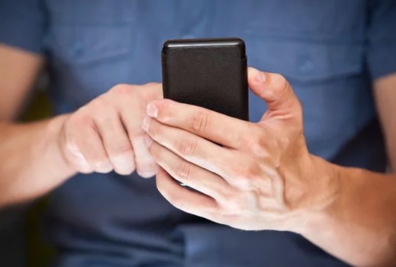 Mulher deve ganhar R$ 10 mil do Facebook após ter conta do Instagram hackeada