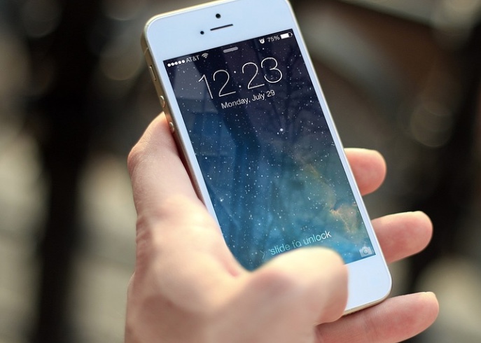 Secretaria do Consumidor reforça suspensão de venda de celular sem bateria