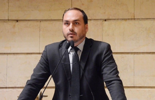 Carlos Bolsonaro passa mal e vai parar em hospital de Brasília