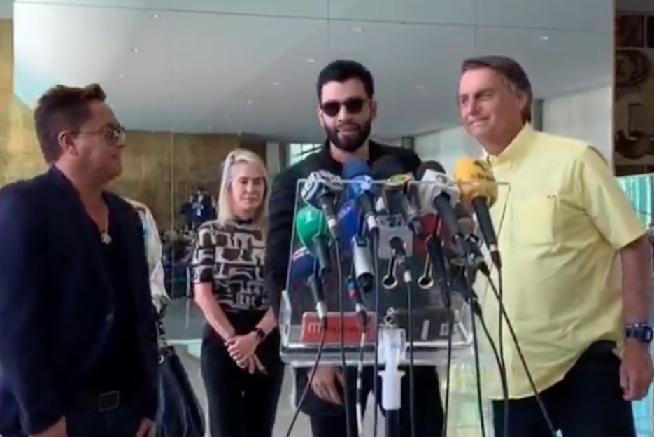 Ao lado de Bolsonaro, Gusttavo Lima diz que ‘não vai trocar o certo pelo duvidoso’