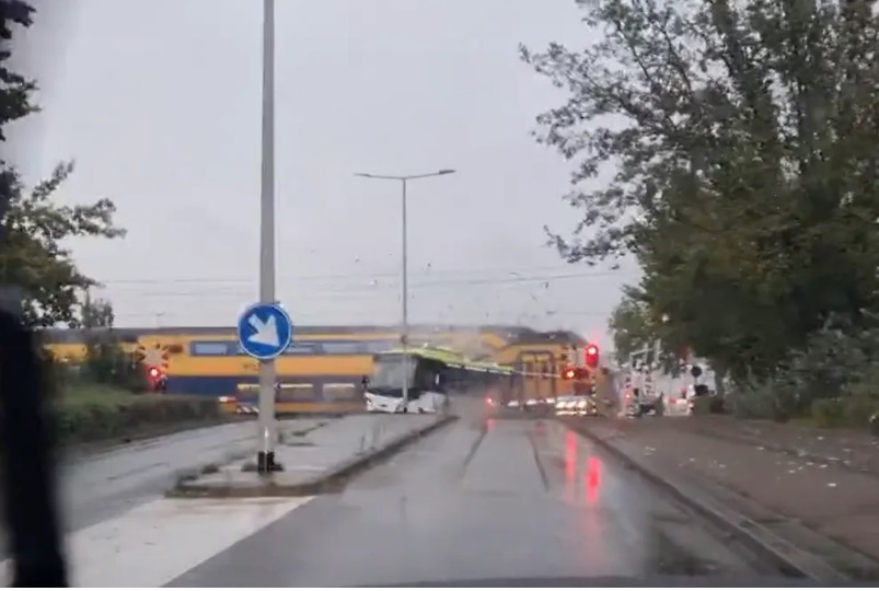 Ônibus é partido ao meio ao ser atingido por trem; vídeo 