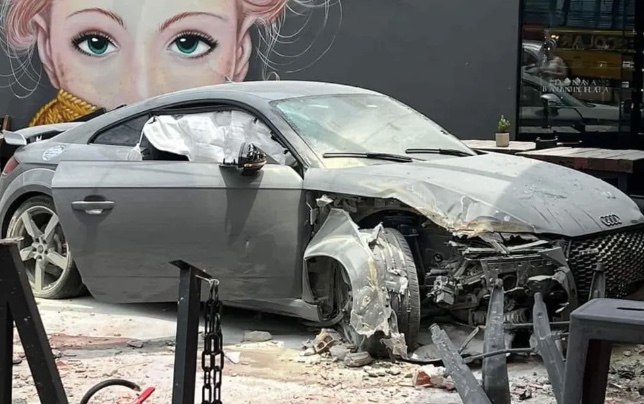 Carro de luxo com quatro pessoas invade doceria 