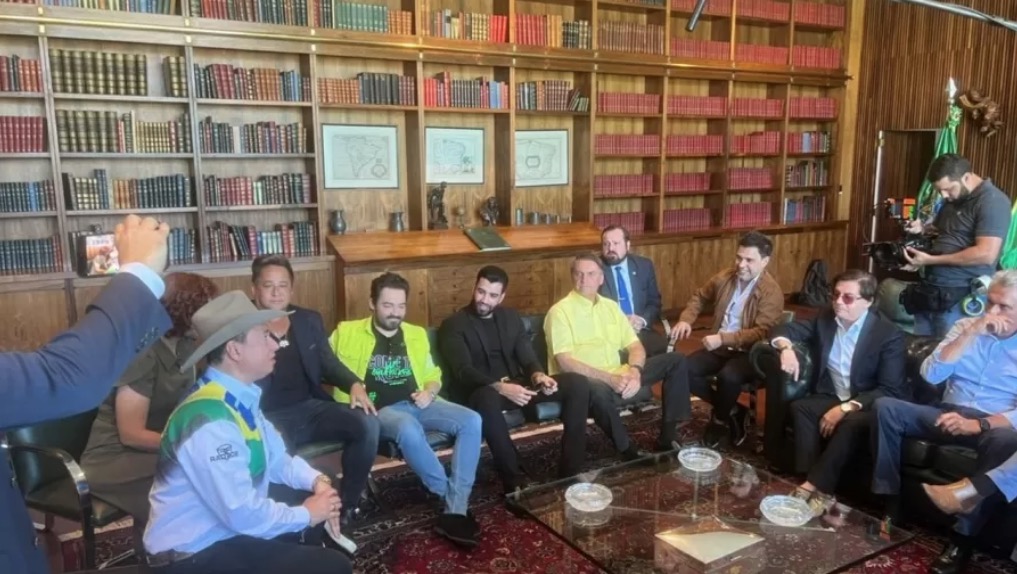Apoiadores de Bolsonaro, sertanejos são detonados por discurso sobre família: 'Vivem chifrando'