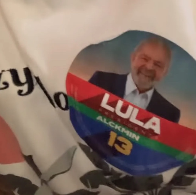 Grupo com adesivos do Lula é impedido de entrar em restaurante