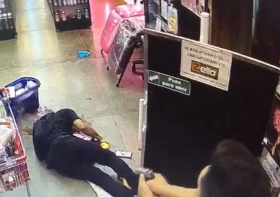 Vídeo mostra assaltante sendo baleado em loja no Centro de Manaus; olho pulou para fora