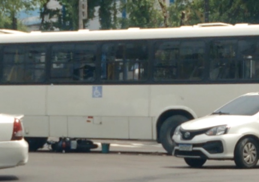 Motociclista vai parar debaixo de ônibus em acidente em Manaus; vídeo