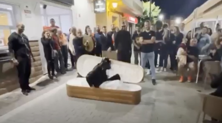 Vestido de Darth Vader, homem sai de caixão para pedir namorada em casamento